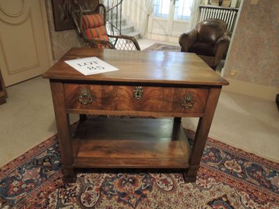 une table en bois avec un tiroir dans un salon