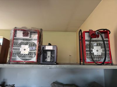 une étagère sur laquelle sont posés tout un tas d'objets