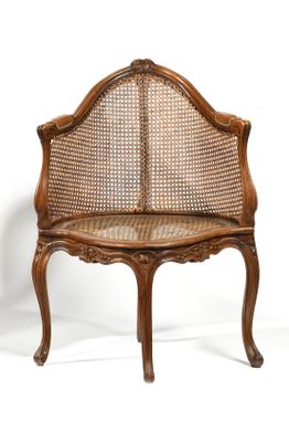 un banc en bois avec une assise en osier