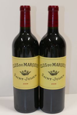 deux bouteilles de vin rouge posées l'une à côté de l'autre sur une table