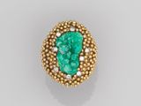 une bague en émeraude et diamant