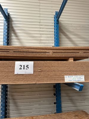une étagère portant un numéro dans un magasin