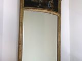 un miroir accroché au mur dans le coin d'une pièce