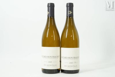 deux bouteilles de vin blanc posées l'une à côté de l'autre sur une table