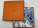 une boîte orange contenant une paire de chaussettes