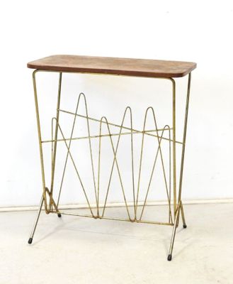 une photo d'un porte-revues avec un plateau en bois