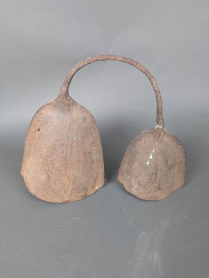 deux cloches posées sur une table