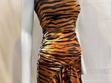 Le mannequin porte une robe à imprimé tigre.