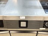 une plaque de cuisson en acier inoxydable équipée de deux feux