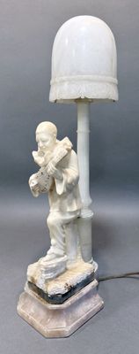 une lampe posée sur une table sur laquelle se trouve une statue