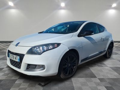la photo d'une voiture blanche garée dans un garage