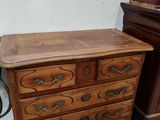 une commode en bois surmontée d'un miroir