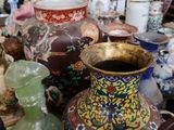de nombreux vases posés sur une table