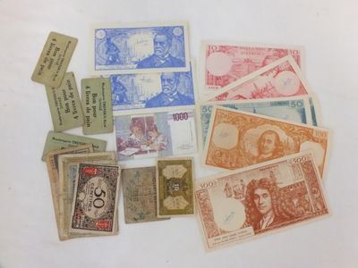 de nombreux types de papier-monnaie sur la table