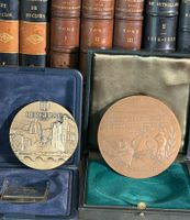 Deux médailles en bronze, une du bicentenaire d'indépendance… (photo 2)
