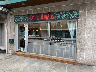 une devanture de magasin avec une enseigne sur laquelle est inscrit « Little Boulax »