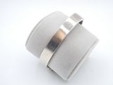 bague en argent sterling avec un fin anneau posé sur un support de bague