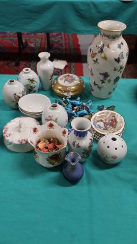 Lot de porcelaine : pot couvert, objets de vitrine en céramique e...