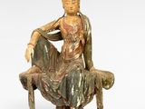 statue d'une femme assise sur un banc, coiffée d'un chapeau