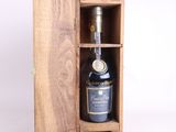 une bouteille de vin dans un coffret en bois sur fond blanc