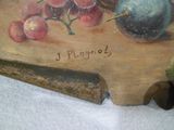 une peinture de fruits sur une planche en bois sur une table