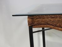 Petite table carrée et quatre chaises, les côtés en éclisses… (photo 3)
