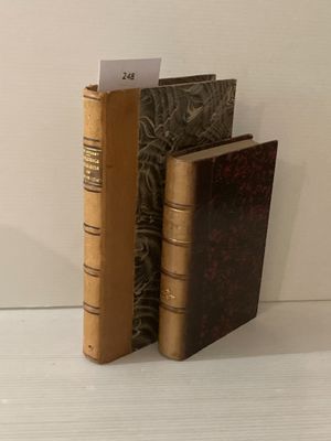 deux livres posés l'un à côté de l'autre sur une table