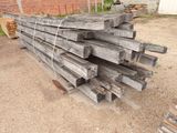 de nombreuses pièces de bois empilées les unes sur les autres