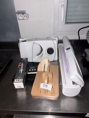 Une filmeuse, une petite trancheuse plastique, un coupe saucisson. On 