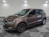 la voiture marron est garée sur un sol en damier dans le garage