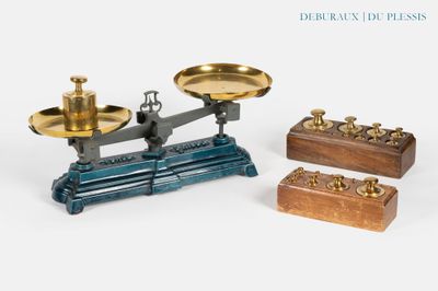 Trois types de balances différents sont représentés sur une surface blanche