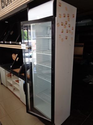 un réfrigérateur placé au milieu d'une pièce