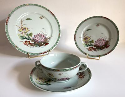 une tasse à thé avec une soucoupe et une soucoupe