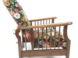 une chaise en bois sur laquelle est posé un coussin à motifs floraux