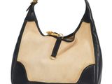 un gros plan d'un sac à main noir et beige sur fond blanc