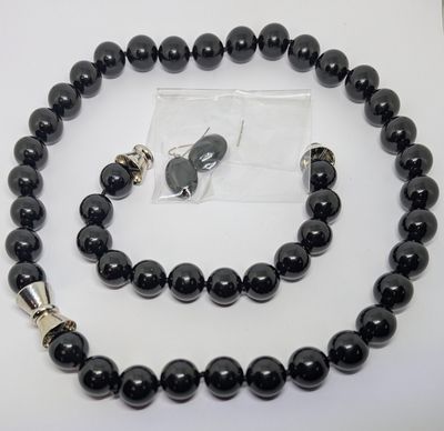 parure en onyx comprenant: - bracelet. L: 19,5 cm