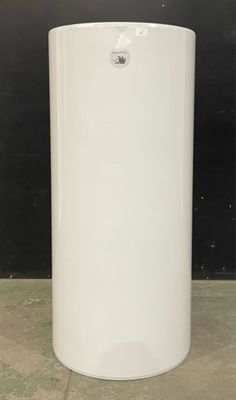 l'image d'un chauffe-eau blanc posé sur un comptoir