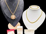un collier, un bracelet, une bague, des boucles d'oreilles et d'autres bijoux exposés