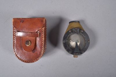 un petit étui en cuir contenant une montre