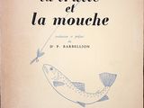 un vieux livre dont la couverture est ornée d'un dessin représentant un poisson