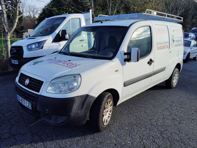 Véhicule utilitaire FIAT Doblo immatriculé AG-877-LZ, 1ère mise e...