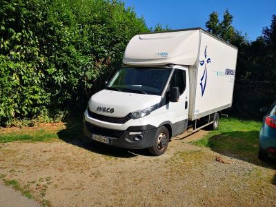 un camion blanc garé à côté d'une voiture