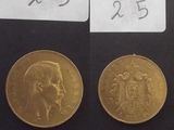 deux pièces d'or portant l'image d'un homme et d'une femme