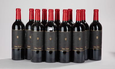 six bouteilles de vin rouge alignées