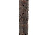 un petit vase en bois orné d'un motif sculpté