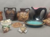 de nombreux vases et bols de toutes sortes sur la table