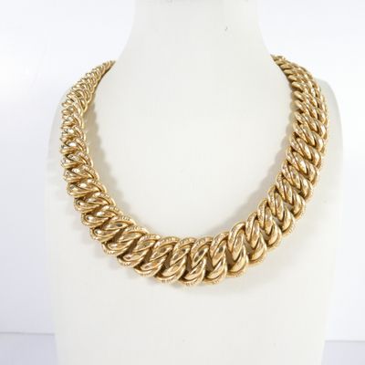 gros plan d'un collier en or sur un mannequin