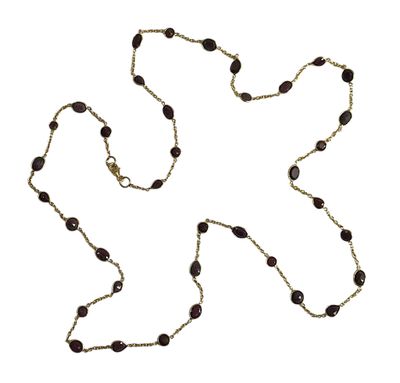 une image représentant une longue chaîne composée de perles noires sur fond blanc