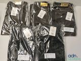 quatre paires de t-shirts noirs dans un sac en plastique