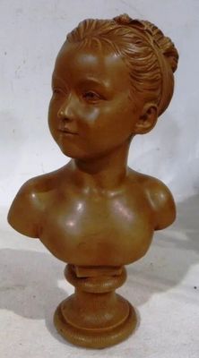 une petite statue représentant une femme, posée sur un socle